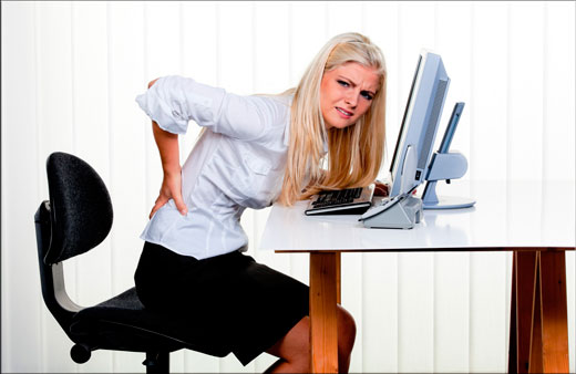 Почему появляются боли в спине при работе за компьютером и как их избежать?