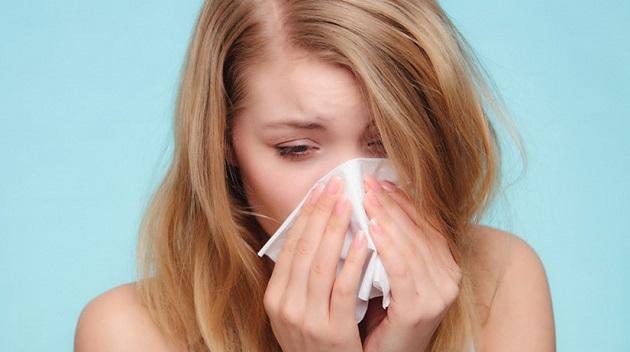 Девушка с носовым платком