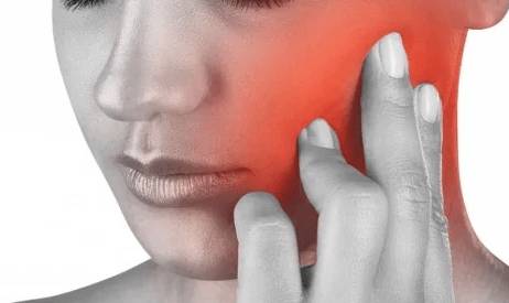 Болит шея и отдает в голову и челюсть