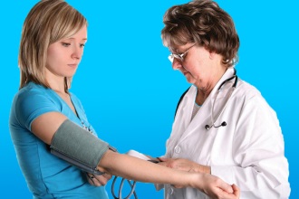 Причин снижения давления у кормящей матери довольно много Гипотония у кормящей матери