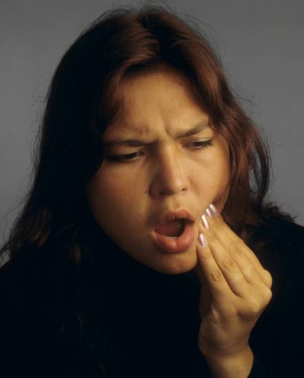 Болит шея и отдает в голову и челюсть