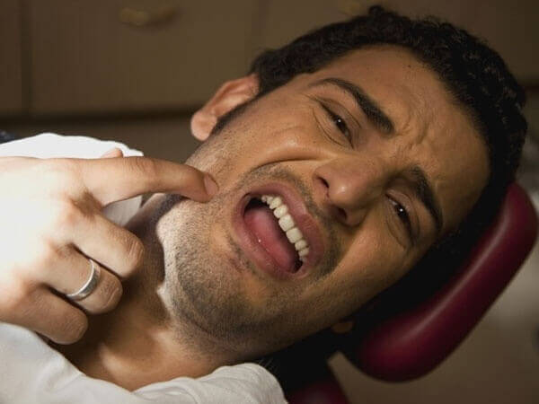 Болит шея и отдает в голову и челюсть